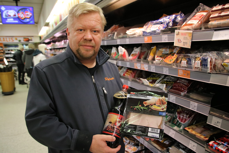 Tero Piiroisen mukaan entisajan isojen, luullisten kinkkujen sijaan suositaan kinkkuleikkeitä ja -rullia. Suomalaiseen joulupöytään on luovinut myös ruotsalainen julmust-juoma.