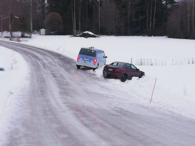 Koululaisia kuljettanut tilataksi törmäsi tiistaiaamuna tieltä suistuneeseen henkilöautoon liukkaalla Kuhnustantiellä. Kuva Petri Simonen