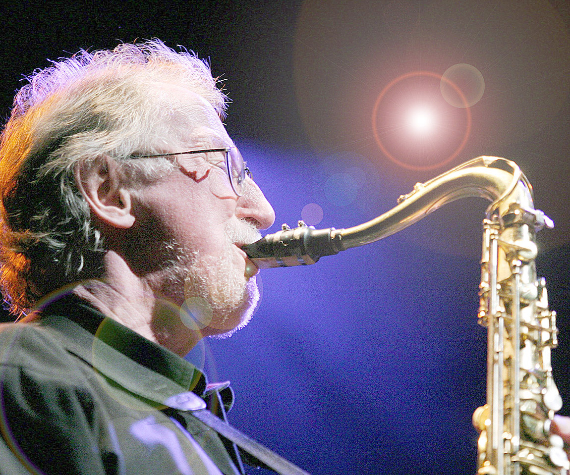 Koli Jazz pärähtää soimaan perjantai-iltana. Ohjelmassa on niin perinteistä kuin modernimpaakin jazzia. Arkistokuvassa maamme merkittävimpiin jazzmuusikoihin lukeutuva Juhani Aaltonen puhaltelee tenorisaksofonia vuoden 2011 Koli Jazzissa.