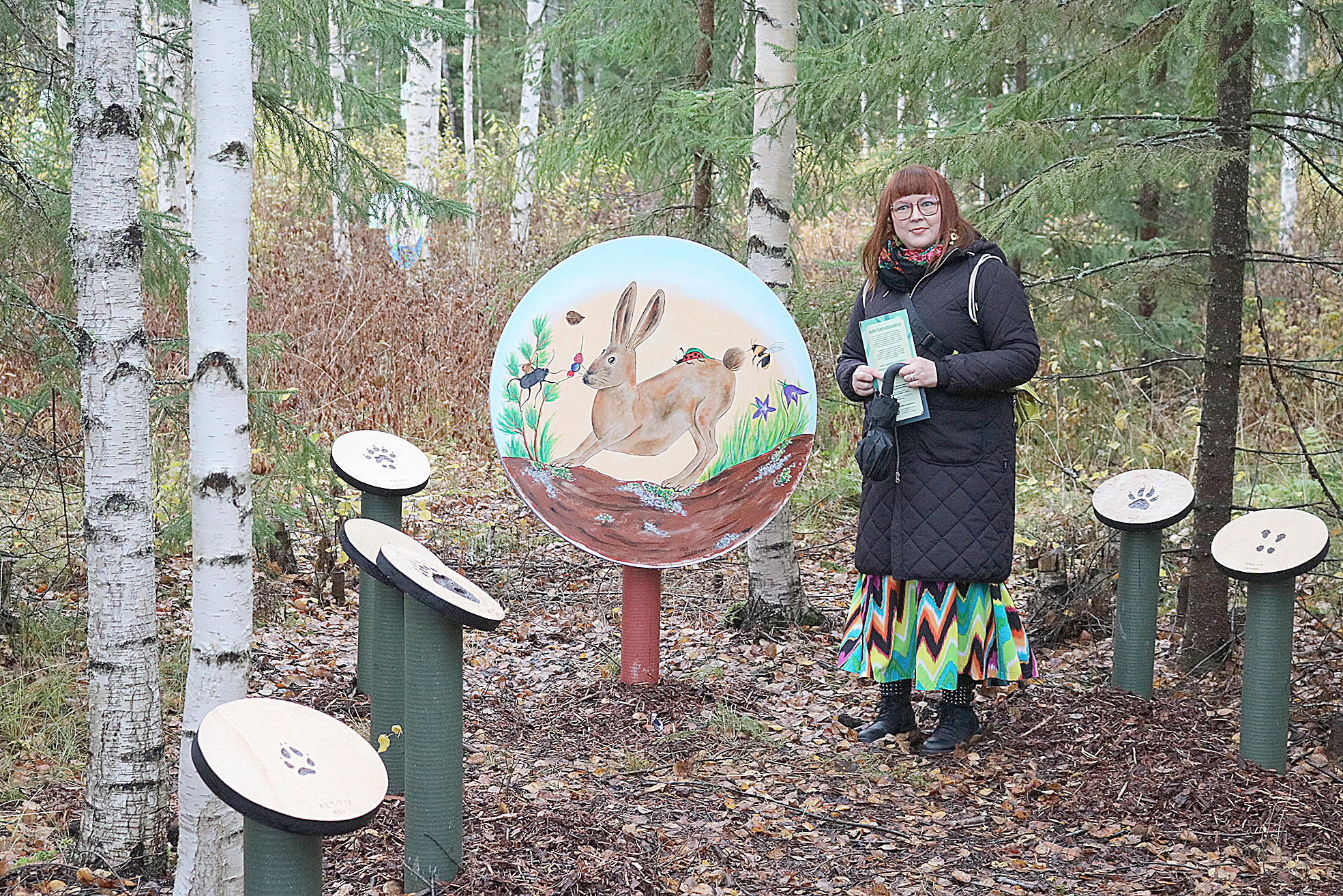 Joensuulainen taideterapiaohjaaja Mia Huhtinen kertoi Kolin Taikametsäpolun luontoelämyksiä syventävistä taideteoksistaan. Tässä lapset voivat tunnistaa, mitkä vaihtoehdoista ovat Jesse-jäniksen käpälän jäljet.
