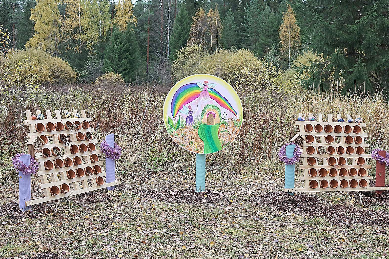 Lapsille luontopolku tarjoaa myös mahdollisuuden askarteluun, kuten rakentaa taulun keijuille ja metsähiirille oma koti. Rakennustarpeet ovat vieressä.