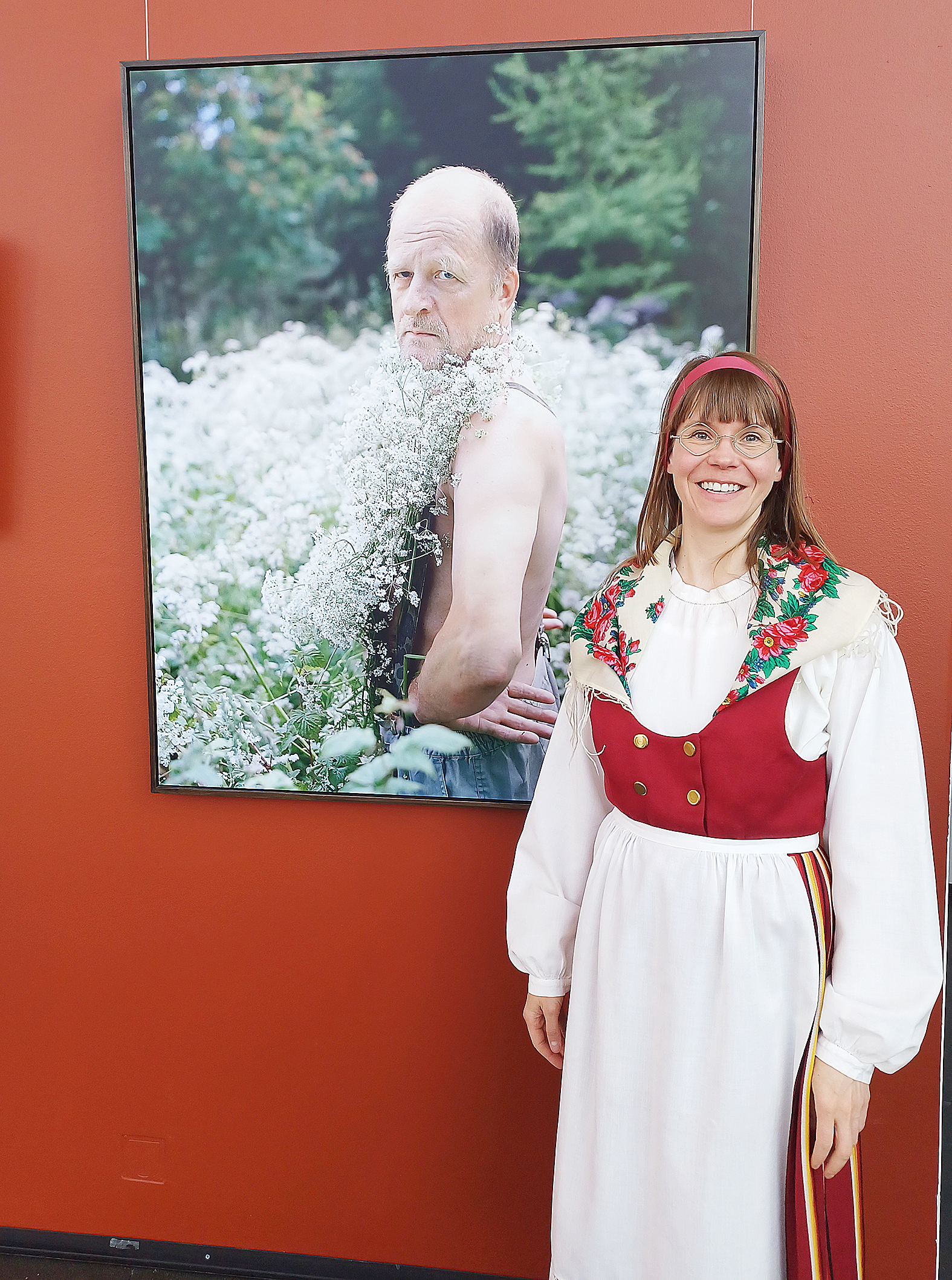 Riitta Ikonen on kotoisin Kouvolasta, mutta kesäpaikka löytyy Lieksan Kelvästä. Hän asuu vakituisesti New Yorkissa.