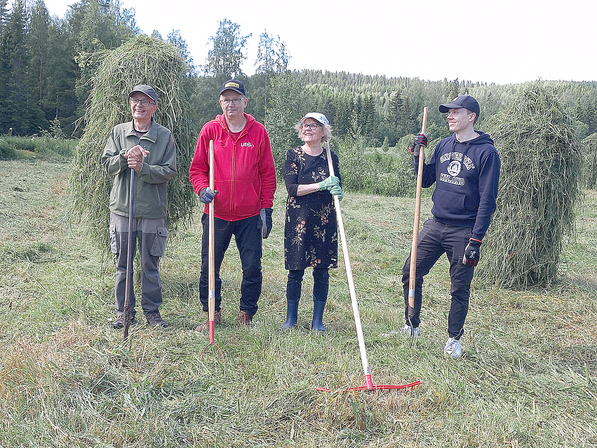 Leikkimielisen heinätyskisan voitti Ipatin joukkue, johon kuuluivat Seppo Tolvanen (vas.), Matti Ponkilainen, Vuokko Poutiainen ja Nikolas Tolvanen.