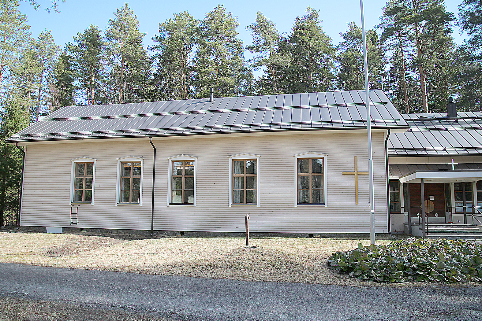 Kolin kirkon näkyvä vanhin osa on lähes sadan vuoden ikäinen. Paitsi sisäilman parantamista, kirkkoa on tarkoitus korjata muutenkin. Uusi sisäänkäynti tulisi suunnitelmien mukaan ikkunan kohdalle ristin vasemmalle puolelle.