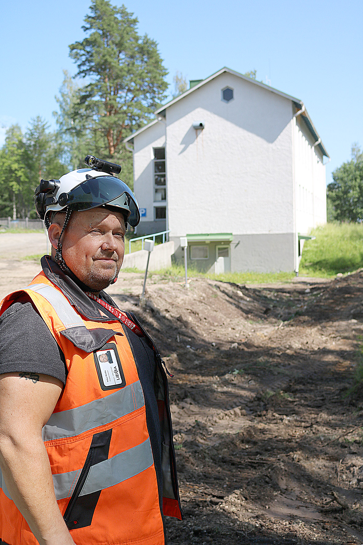 Mika Modig tietää, että Kolin koulun piha-alueen peruskorjauksen ohella koulurakennuksen ikkunat ja ovetkin tulevat uusittaviksi.