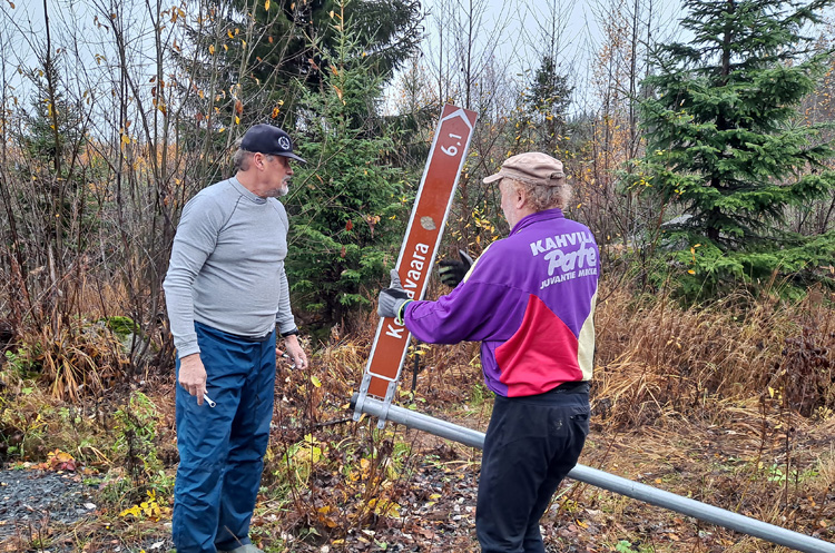 Talkoisiin osallistuivat myös Lieksan kaupungin hyvinvointijohtaja Arto Sihvonen (vas.) ja liikuntasihteeri Jarmo Honkanen. Kuva Veli Lyytikäinen