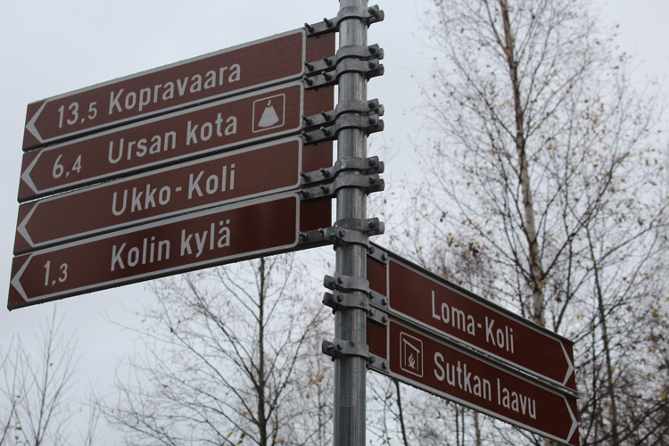 Uusia latukylttejä hiihtoreitin varrella Kolilla. Kuva Liisa Vattulainen