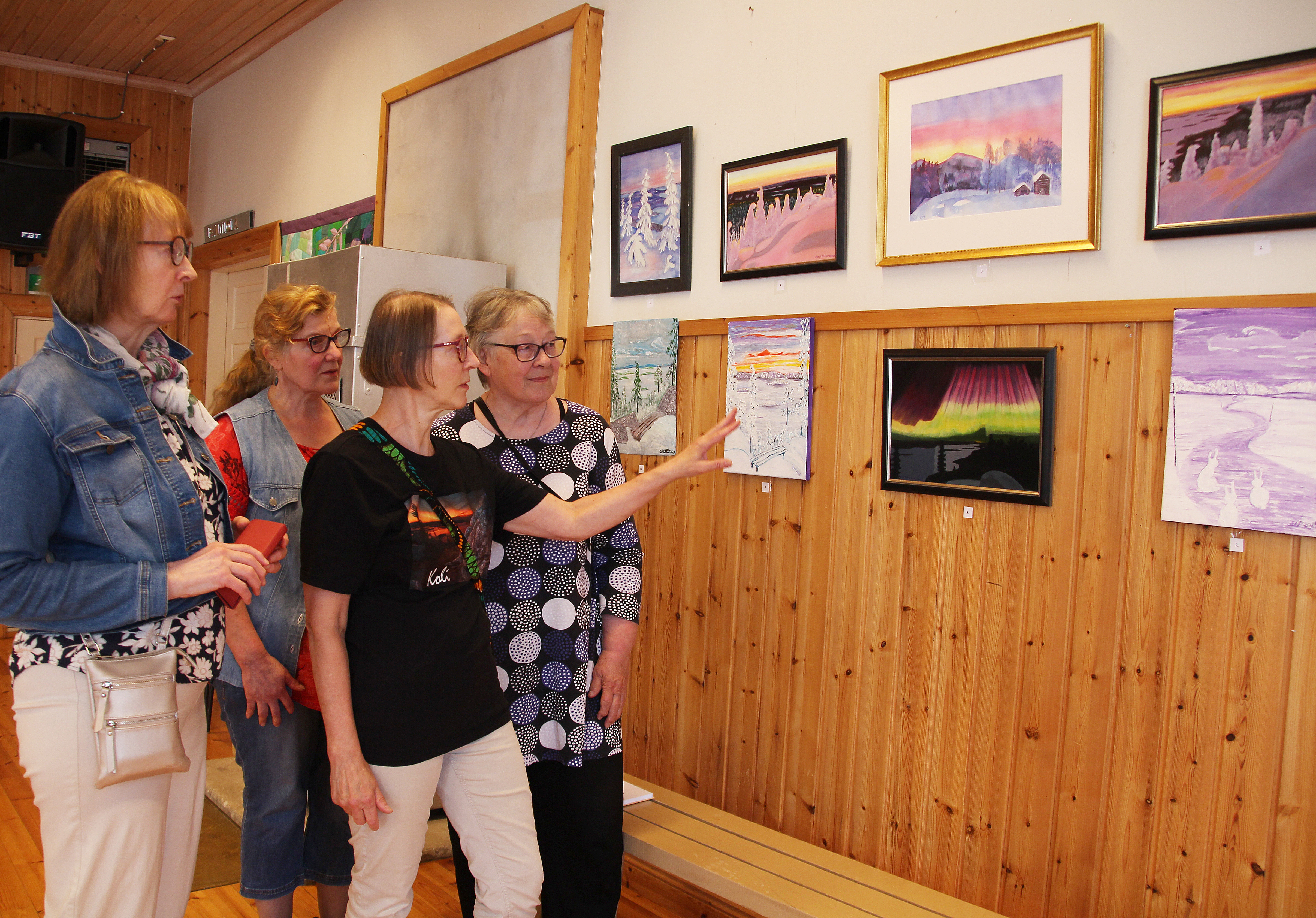 Talvisia Koli-näkymiä katselivat taidepiiriin osallistujat Pirkko Räty-Ryynänen (vas.), Aune Karjalainen, Soile Parikka ja Liisa Saarelainen. 