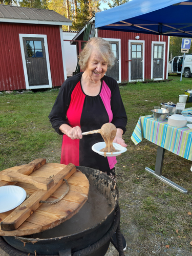 Ahkera talkoolainen. Lempi Kukkonen on keittänyt joka vuosi ruishutun sadonkorjuujuhlaan.