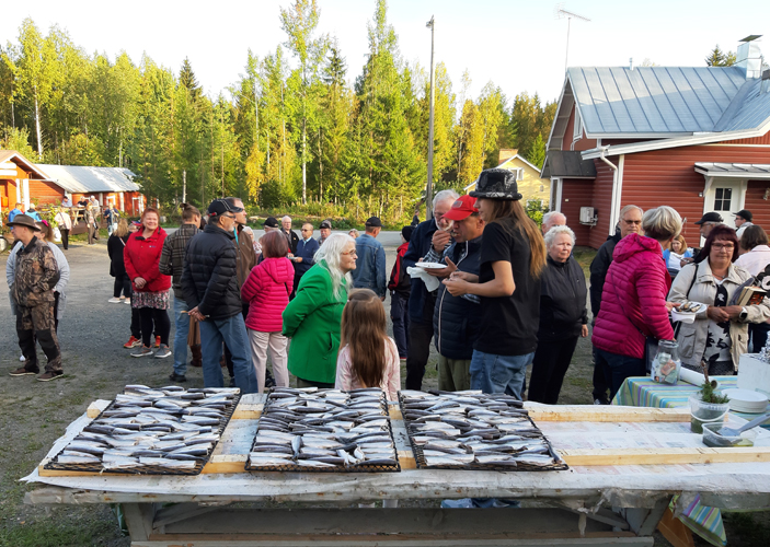 Väkeä saapui mukavasti Kolin sadonkorjuujuhlaan.