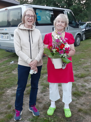 Lempi Kukkonen (oik.) oli 26. ja viimeisen kerran ruishutun valmistuksessa. Hän toivoo, että Soile Parikka, jolle hän oli opettanut hutunkeiton, jatkaisi.