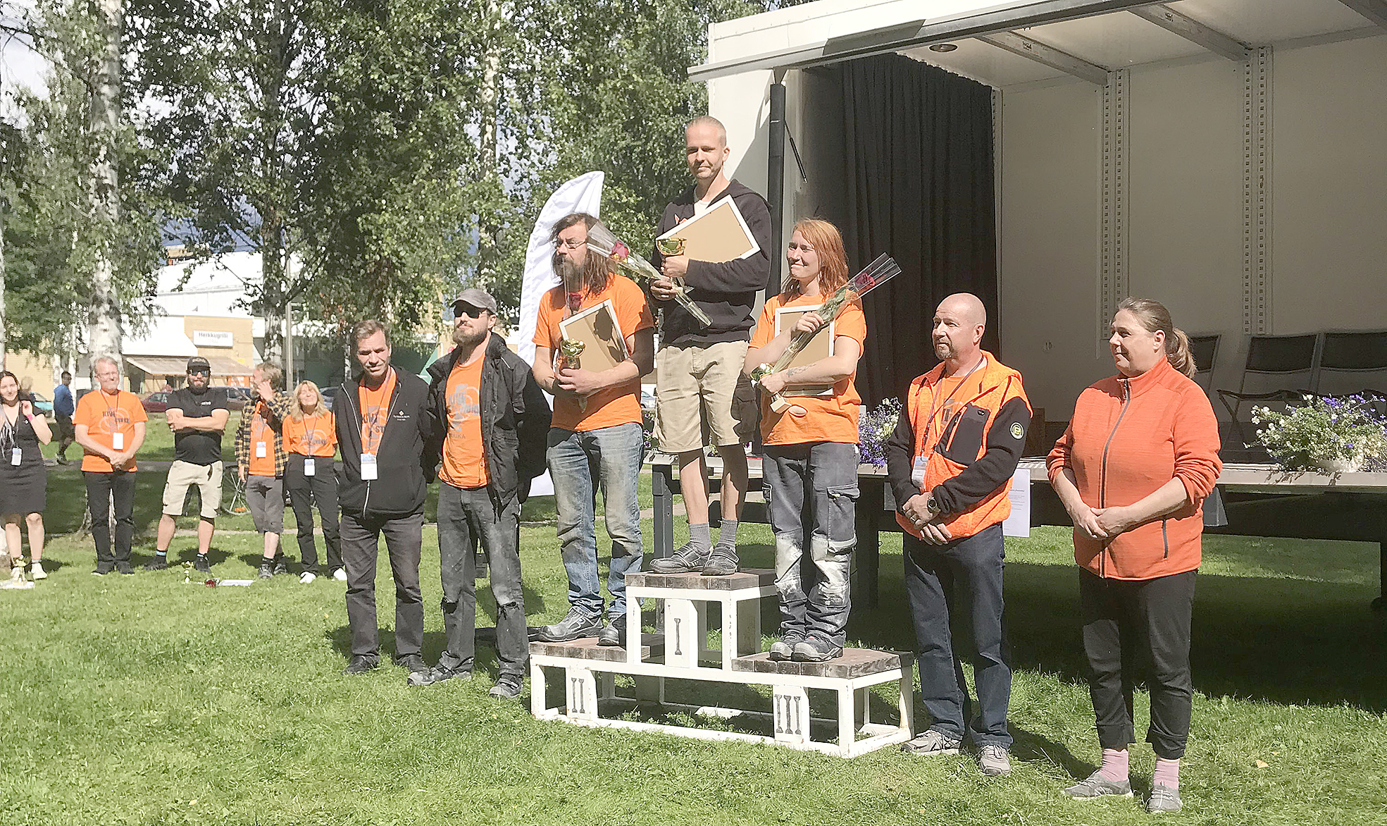 Koneveiston palkintojen jako 1. Lasse Martikainen 2. Jukka Nykänen 3. Marika Kylmä