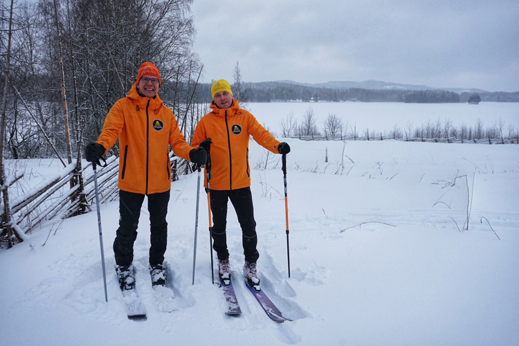 Kontiolahti Outdoorin kehityspäällikkö Mika Okkonen (vas.) ja toimitusjohtaja Kimmo Turunen tutustuivat hiihdellen Kiviniemen matkailutilan ympäristöön. Kuva Kontiolahden kunta/Niina Vatanen