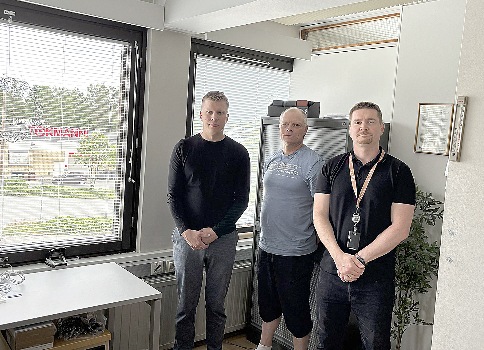 Konnun isännöitsijät Joni Härkönen ja Jarmo Tikka sekä aluejohtaja Janne Tarnanen (oik).