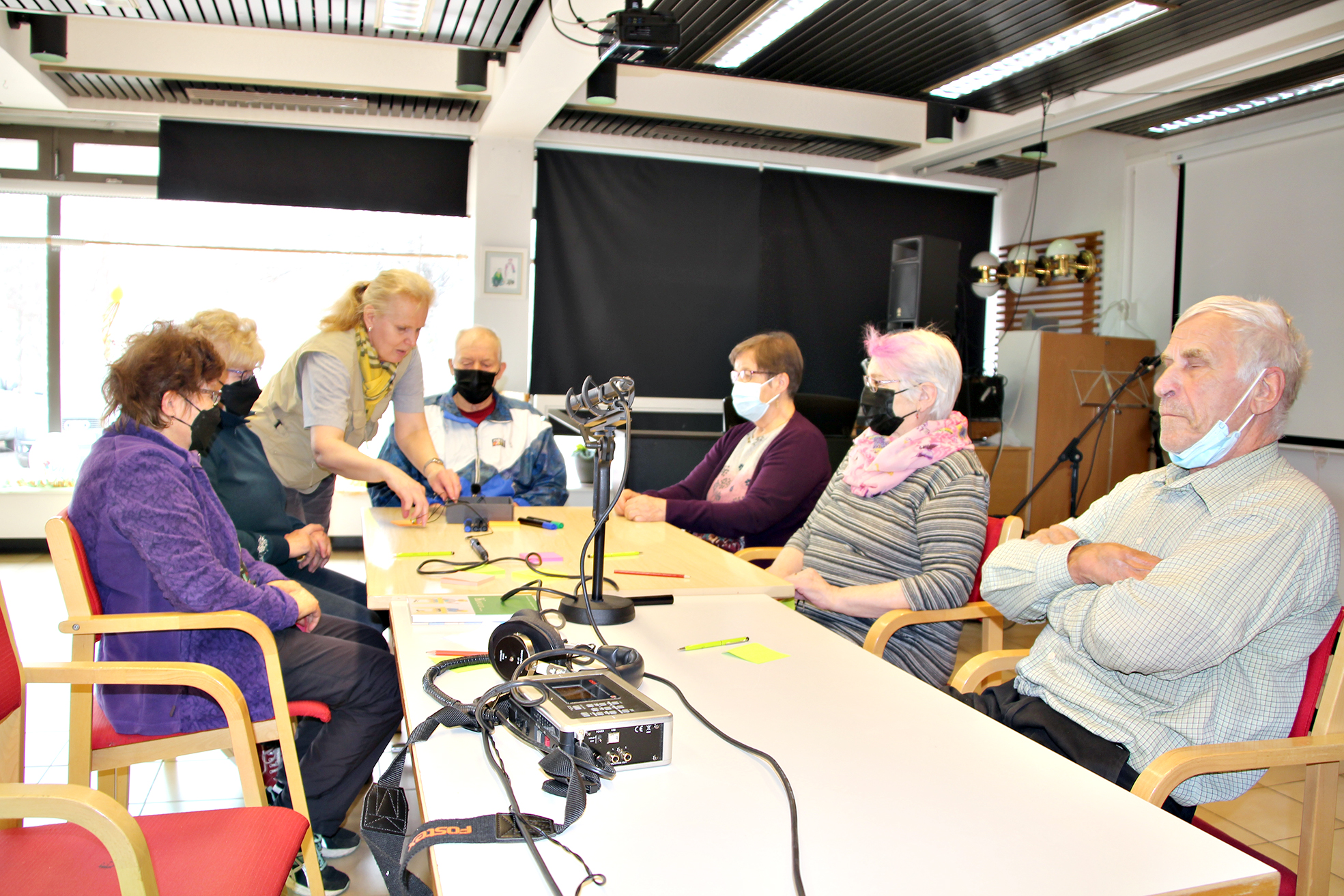 Koulumatkamuistoja tallennettiin Ellinkulmassa, kuvassa Hilkka Mäkkeli, Helmi Turunen, Ulla Turunen, Kyösti Nykänen, Reetta Toivanen, Sisko Martikainen ja Hugo Toivanen.