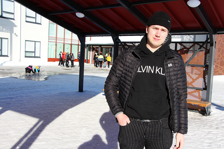 Tuukka Karhinen tsemppaa Poikolan koulun oppilaita koulunkäynnissä.