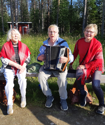 Ellit äänessä. Ellit Elvi Kukkonen (vas.) ja Kirsti Puhakka lauloivat Seppo Koposen säestyksellä.