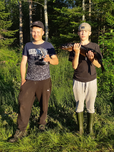 Koveron uistelukisan mestarit 2023 Eljas (vas.) ja Eino Hiltunen, saalis 6 920 grammaa.