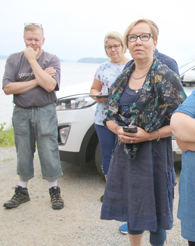 Kirjoittaja on Turvaa maaseudulle –hankkeen turvallisuuskoordinaattori.
Kuvassa kirjoittaja (oik.) viime kesänä Paalasmaan lossilla järjestetyssä sydäniskurin lahjoitustilaisuudessa.