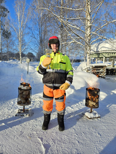 Veijo Kuiri vietti iloisesti läksiäisiään Touhulan pihalla laskiaistiistaina. Pakkanen ei menoa haitannut. Kuva Rasmus Turunen