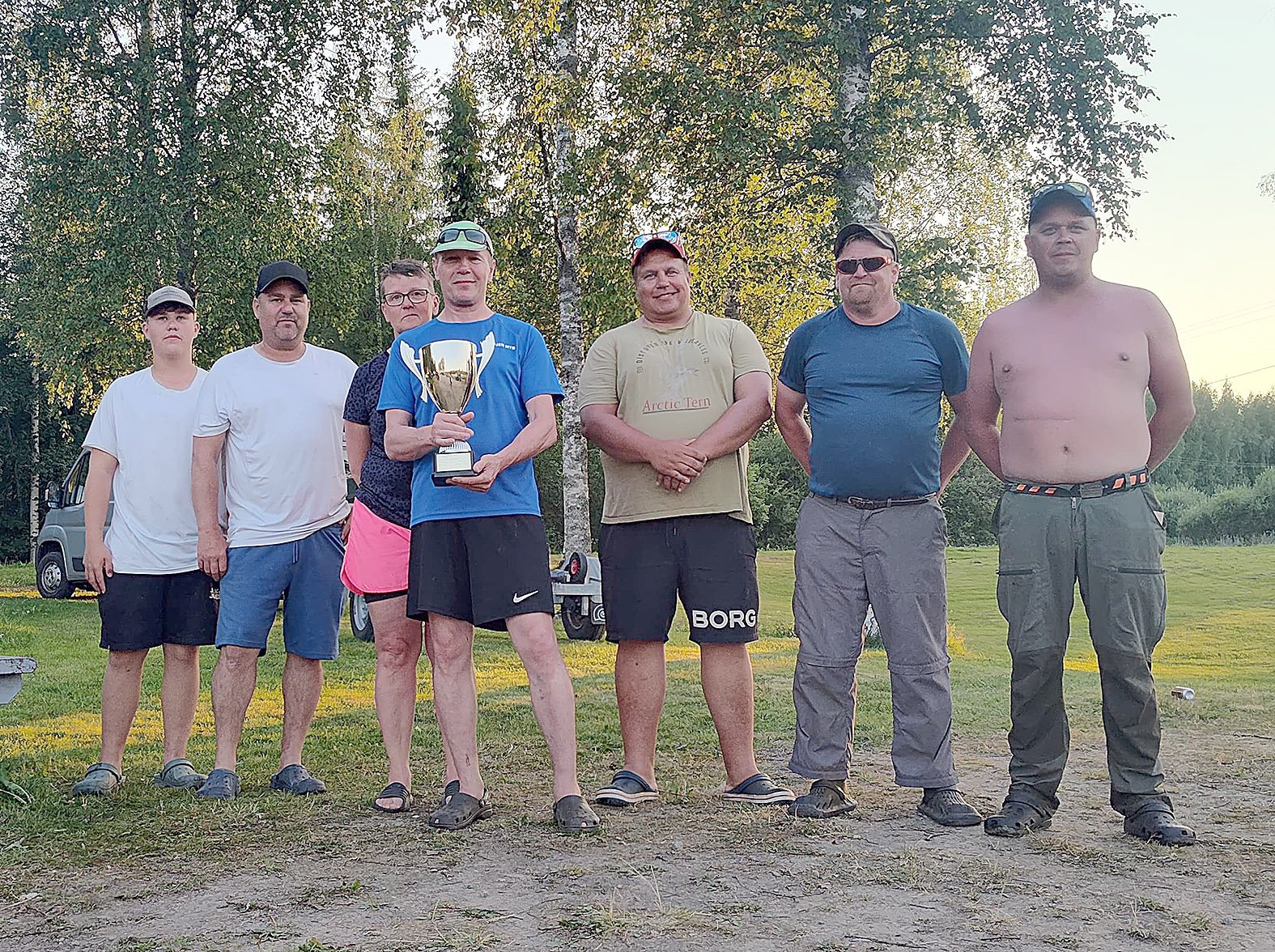 Keskellä kuningaskalastajat Tarja ja Eino Hyttinen. Toiseksi sijoittuivat Kalle ja Kimmo Keronen (vas.) ja kolmanneksi Pasi Karttunen, Arto Takkunen ja Sami Kortelainen.