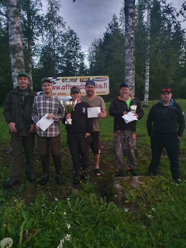 Kimmo ja Kalle Keronen Ylämyllyltä (kesk.) kruunattiin Pielisen kuningaskalastajiksi. Toiseksi tulivat Markus ja Janne Ovaskainen (vas.) ja kolmanneksi Teuvo Hiltunen ja Tomi Kokkonen.