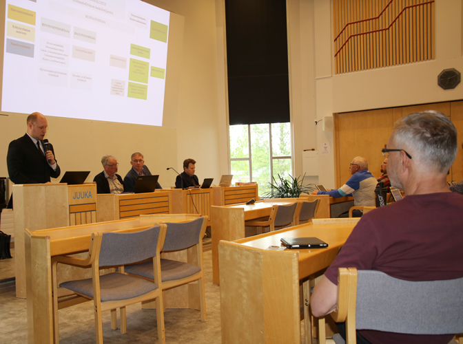 Juuan kunnanjohtaja Henri Tanskanen esitteli valtuutetuille uuden hallintosäännön pääkohtia.
