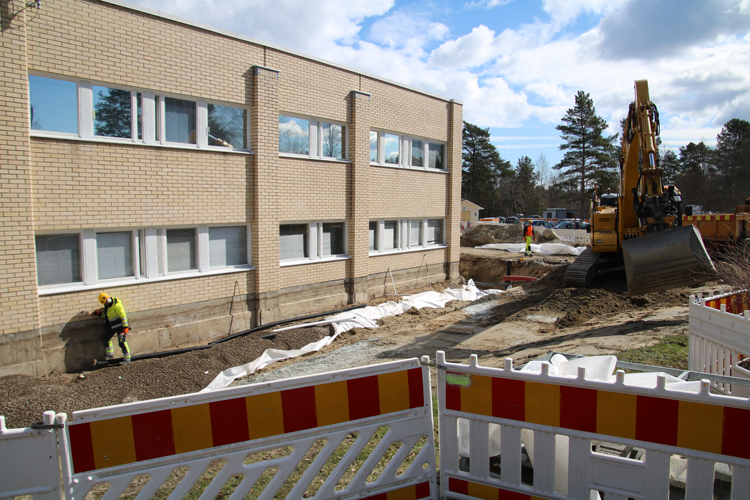 Juuan kunnantalon piharemontissa uusitaan muun muassa salaojaputket. Osa parkkipaikoista on poistettu käytöstä, mutta pihatöiden valmistuttua on tulossa parikymmentä parkkipaikkaa lisää.