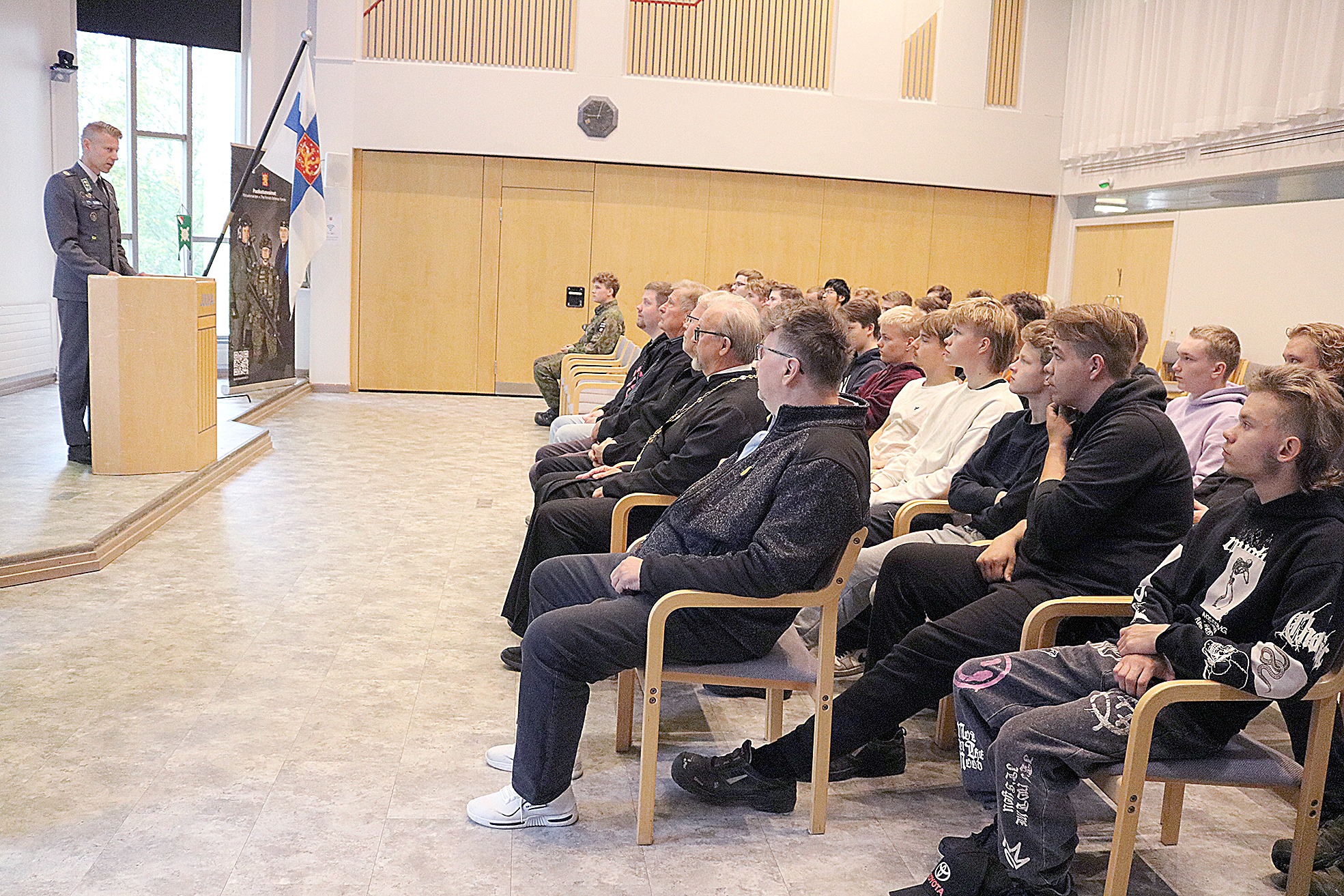 Ikäluokka 2007 syntyneet ovat tänä vuonna kutsuntavuorossa. Juuassa everstiluutnantti Ari-Matti Korhonen puhui juukalaisnuorille.