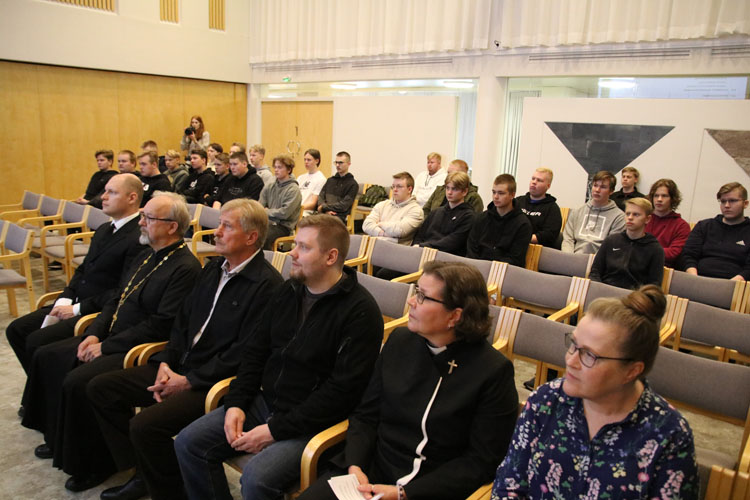 Juuassa viime viikolla järjestetyissä kutsunnoissa oli mukana yli 30 nuorta. Kutsuvieraiden joukossa olivat muun muassa kirjasto- ja kulttuurivastaava Iina Aaltonen, vs. seurakuntapastori Elisa Hakala, etsivä nuorisotyöntekijä Vesa Savolainen, perinnetoimikunnan puheenjohtaja Hannu Päivinen, Nurmeksen kappeliseurakunnan rovasti Sulo Naakka sekä kunnanjohtaja Henri Tanskanen.