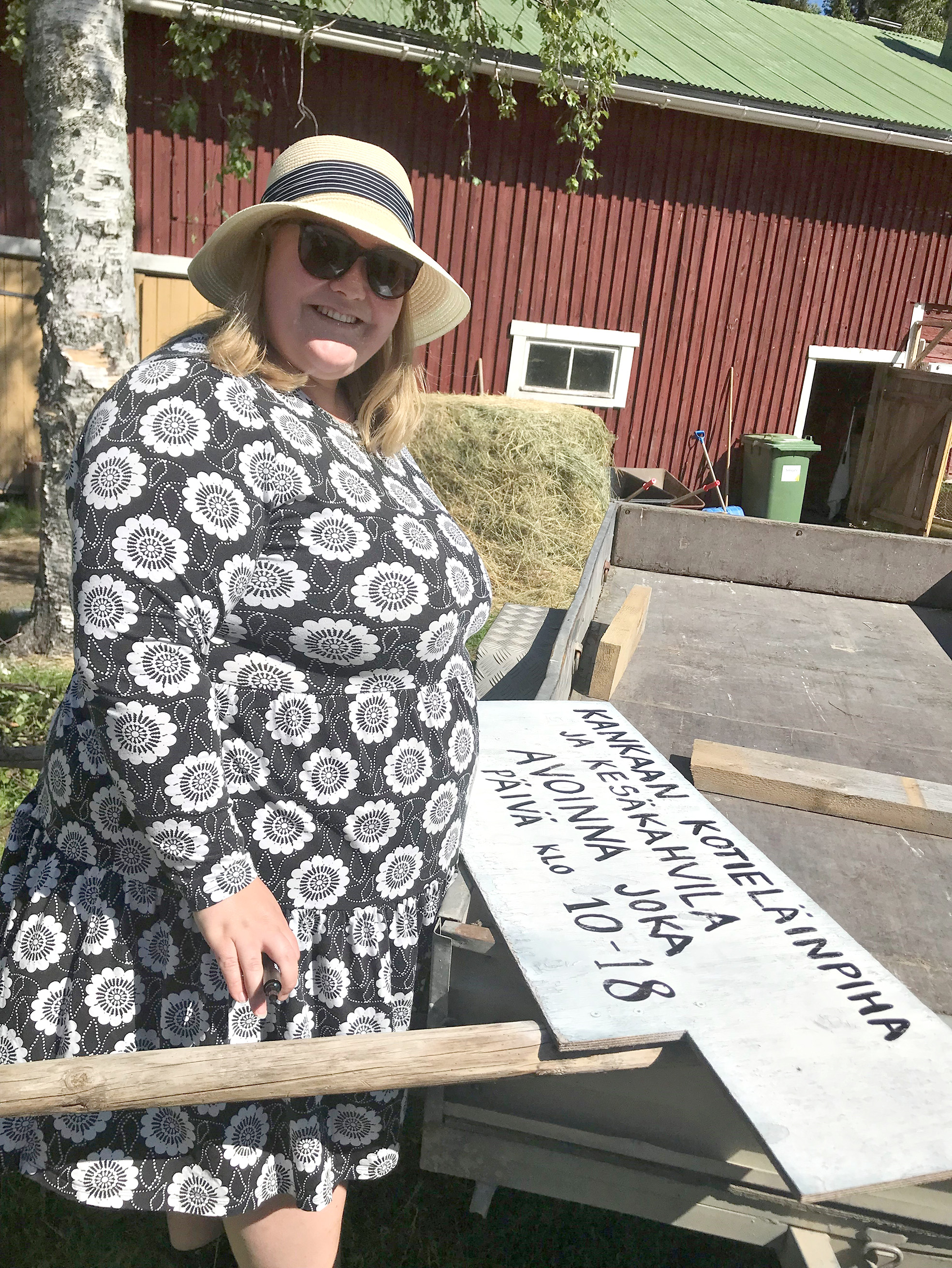 Kankaan tilan emäntä Sannamari Kangas maalaamassa opasteita.