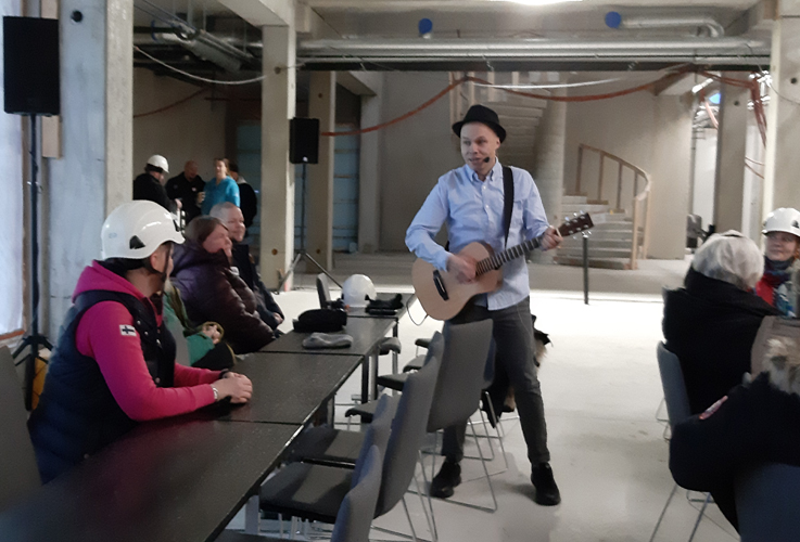 Ilja Teppo viihdytti yleisöä uuden hotellin harjannostajaisten kyläjuhlassa.