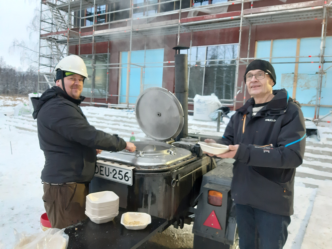 Seppo Tolvanen tykkäsi hernekeitosta, mitä Kolin tulevan kylähotellin keittiöpäällikkö tarjoili soppatykistä.