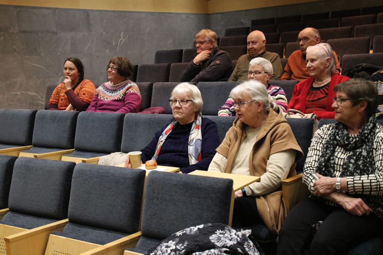 Nunnanlahden kyläillassa Tuula Ikonen-Graafmans (toinen oik.) toivoi lisää vanhusten palveluasuntoja.