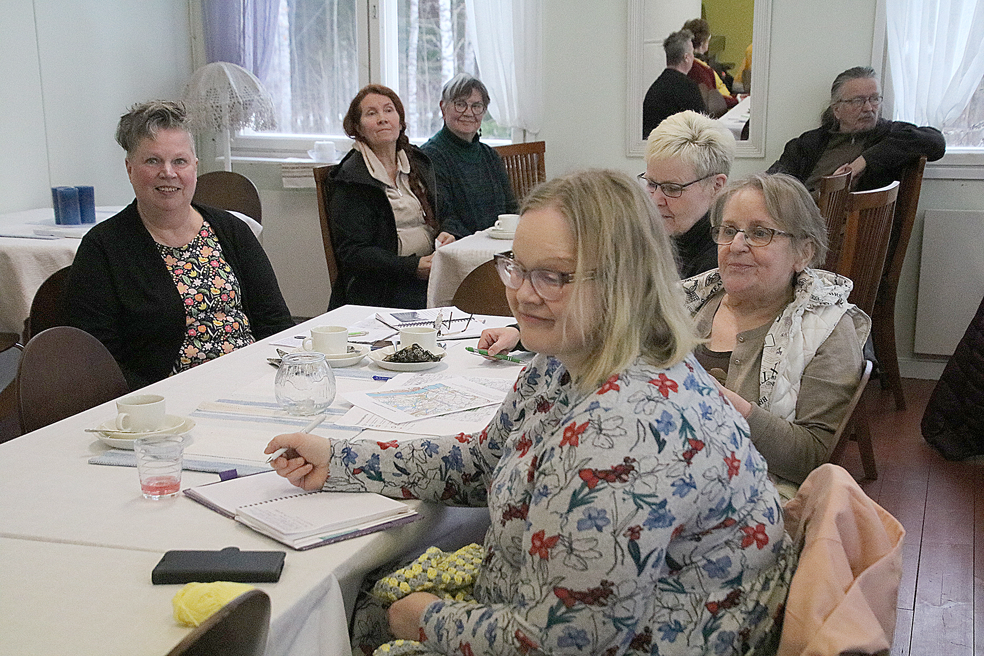 Juuan kunnan maaseutuasiamies Alina Koponen kehui Juuan kunnan kylätaloverkostoa, yhtenä esimerkkinä Paalasmaa. Kunnan järjestämän kyläkierroksen iltaa vietettiinkin viikko sitten Paalasmaalla. Kuvassa myös Paalasmaan kyläyhdistyksen toimijat Pirkko Voutilainen, Merja Lintunen, Esko Nevalainen (takana), Eeva Hakkarainen, Minna Lehikoinen sekä kyläyhdistyksen puheenjohtaja Tuija Brax.