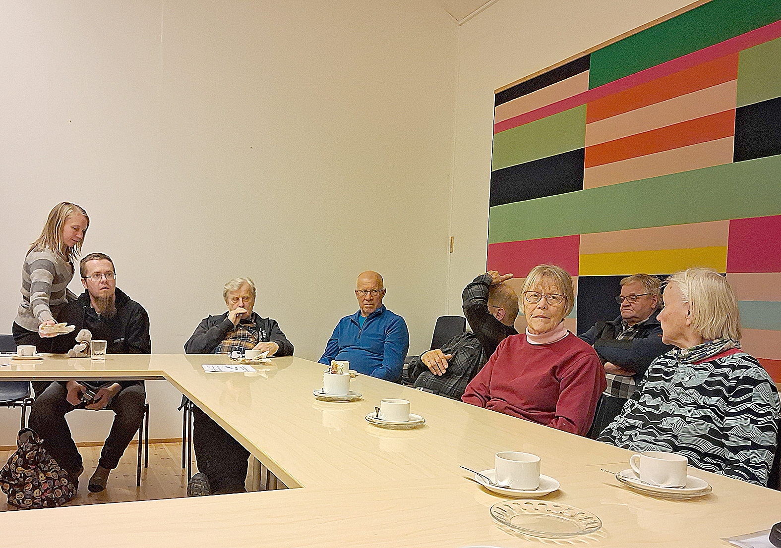 Keskustelu kylän virkistysalueista ja ilmastotyöstä Tuopanjoella alkoi kahvituksella.