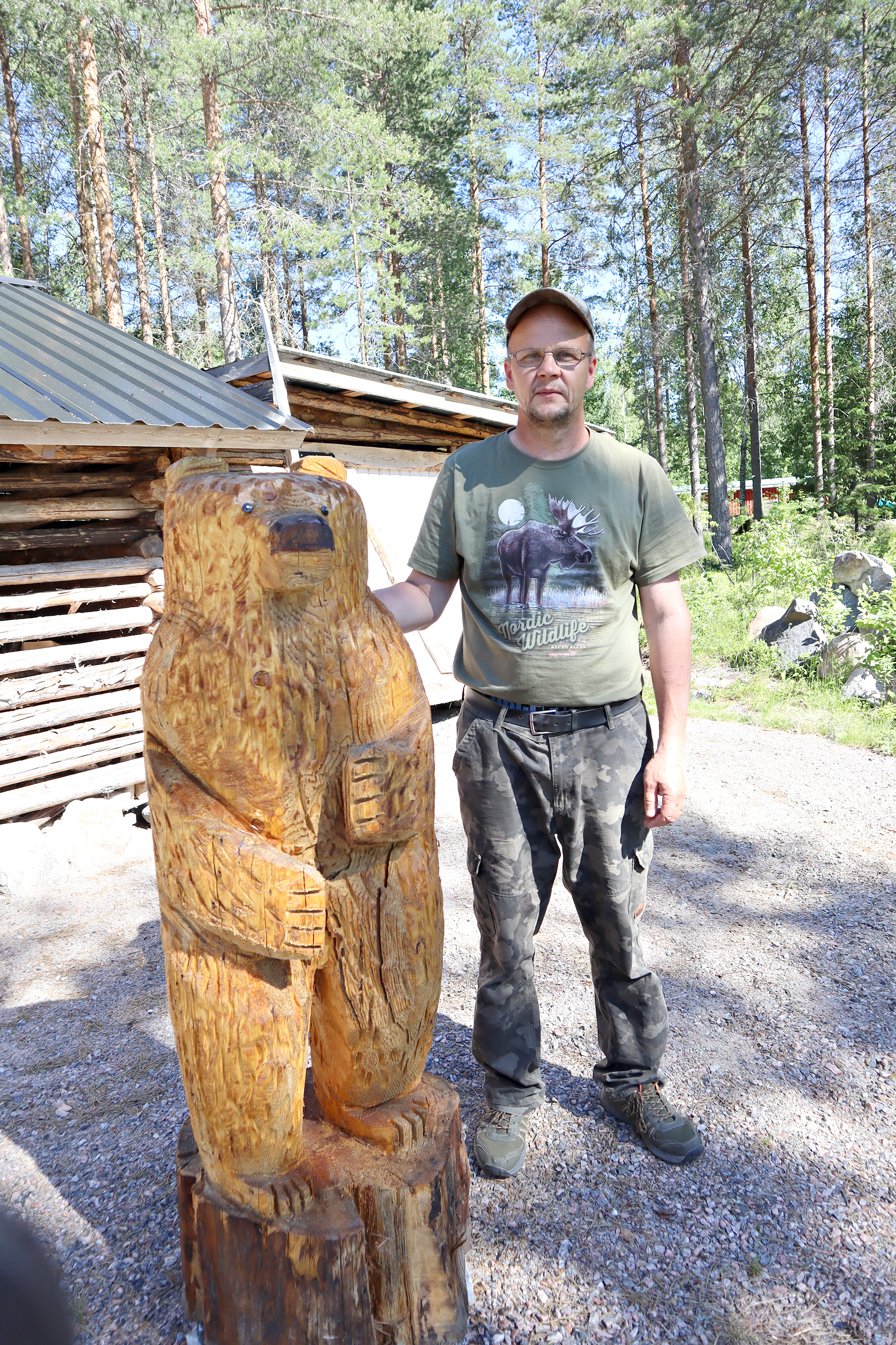 Kyösti Korhonen veistää puusta moottorisahalla karhuja.