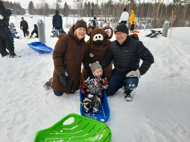 Iloinen yllätys. Kolilainen Isla Ribier pääsi tapaamaan 4H:n Topi-nallea isovanhempiensa Tuula Liskin ja Arto Katajamäen kanssa.