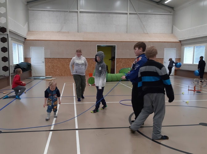 Salissa pelattiin ja hypättiin narua. Kohta kolmevuotias Otto Kukkonen oli mukana kaikessa missä isommatkin lapset.