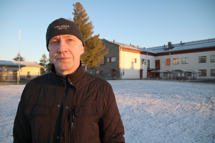 Lassi Kirjavainen palasi kuntapolitiikkaan 13 vuoden tauon jälkeen. Uudelle, taustalla näkyvälle koulukeskukselle hän antaa kiitettävän arvosanan, vaikkei itse aivan ehtinytkään sen rakentamisesta päättämään.