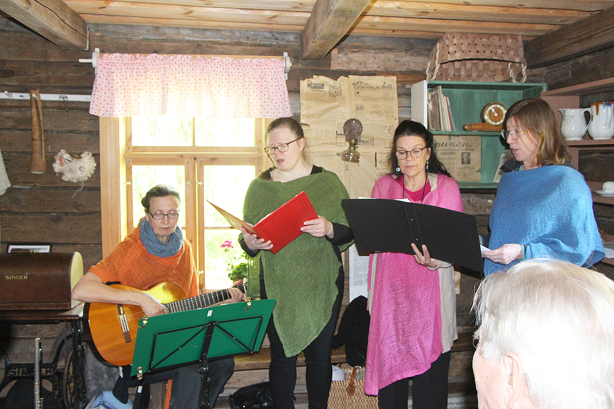 Lauluyhtye Kaari eli Ritva Paananen, Kirsi Pitkänen, Jaana Väyrynen ja Kristiina Tallgren esiintyivät Tuomelan tuvassa.