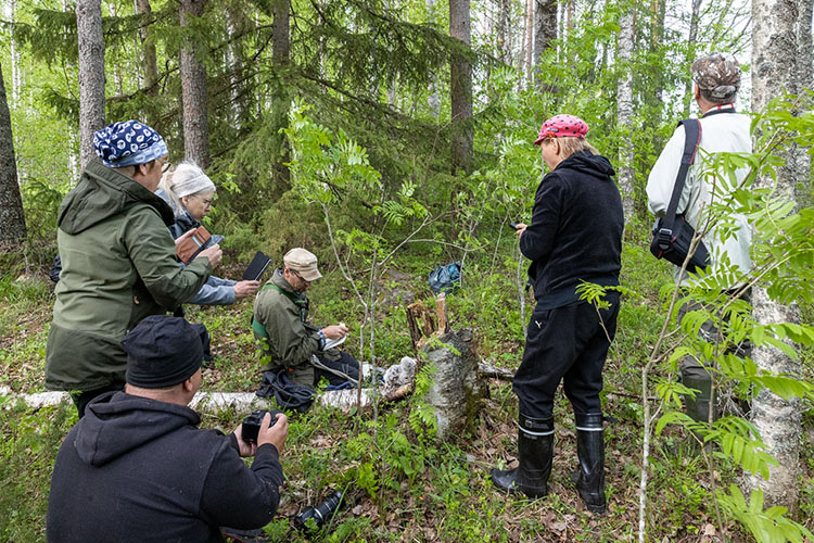 Pohjois-Karjalan lintutieteellinen yhdistys palkitsi vuoden 2023 Positiivisena lintutekona Poltsin Lintujen Ystävien toiminnan.