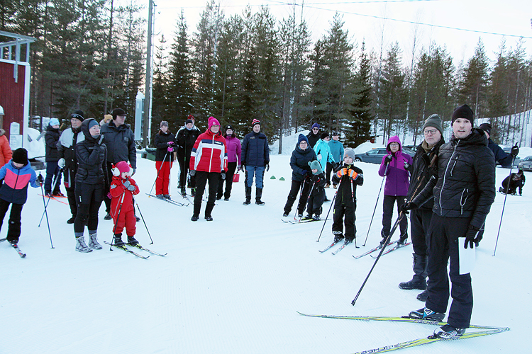 Matti Halonen (oik.) ja Heimo Lehikoinen jakoivat leijonahiihtäjille ohjeet tapahtuman aluksi.