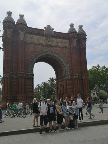 Leirikoululaiset poseeraamassa Arc de Triomphe-riemukaaren edessä.