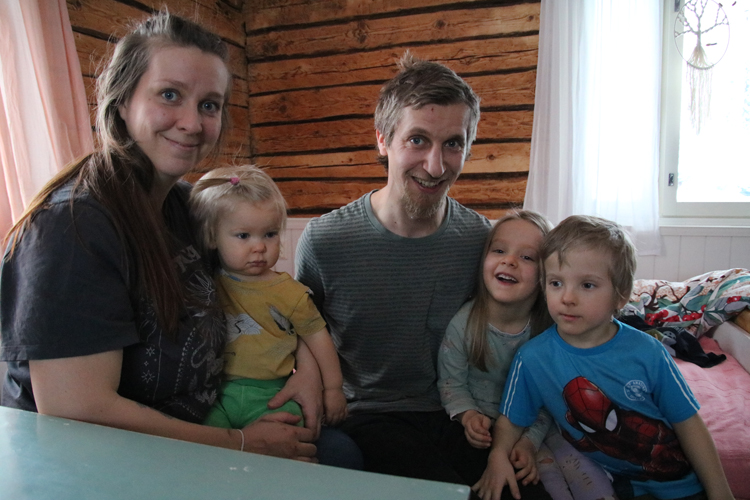 Onnellisuus ei kaipaa suuria puitteita, todistavat viime syksynä Kajoon Hirsivaaraan muuttaneet Lempiset. Johanna ja Seppo Lempisen perheeseen kuuluvat 1-vuotias Aamos sekä kaksoset Mimosa ja Eeli.