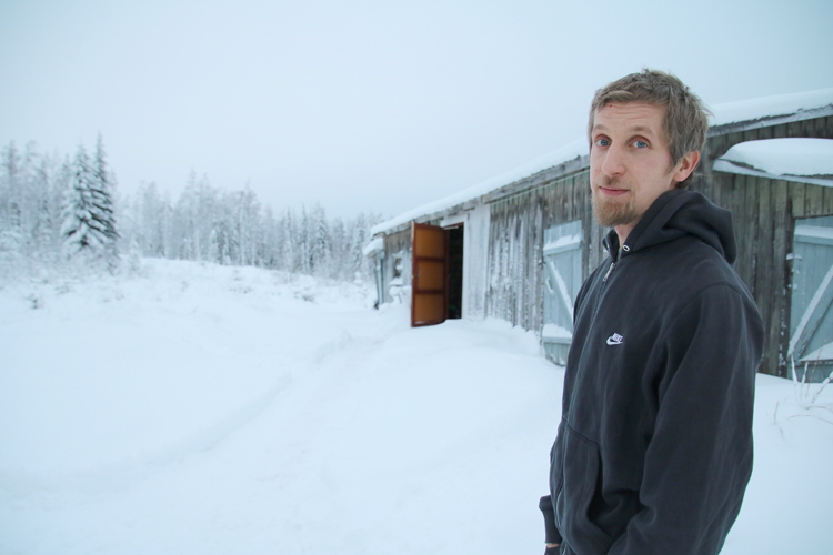 Seppo Lempinen voi jo nähdä sielunsa silmin, miten Hirsivaaran Pirilänkalliolle nousee yli sata vuotta vanha hirsikehikko. Se odottaa taapelissa Joensuussa.