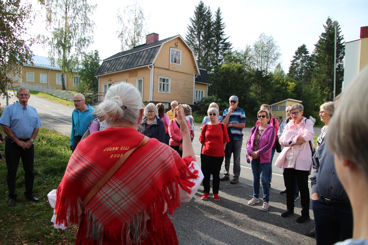 Juuan Elli 2009 Tuula Ikonen-Graafmans toi Puu-Juuan historiaa eläväksi lieksalaisille vieraille.