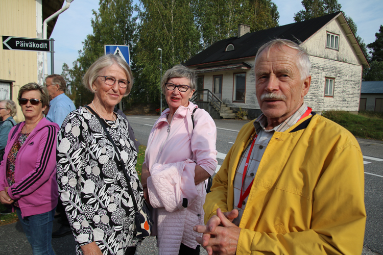 Lieksan Eläkkeensaajia vastassa oli muun muassa Juuan Eläkkeensaajien sihteeri Kastehelmi Miettinen (vas.), jonka seurassa naapuriyhdistyksen puheenjohtaja Maija Ikonen. Matkanjohtajana toimi Reijo Kilponen.