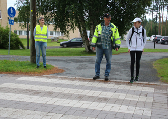 Ari Koivuselkä oli turvaamassa Henri Hyykyn (oik.) koulutietä. Tilannetta seuraa Tuija Gröhn.