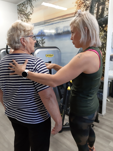 Tiina Pitkänen (oik.) kertoi Sirpa Räsäselle, että hyvä ryhti on tärkeää, jotta venytykset kohdistuvat oikeisiin paikkoihin.